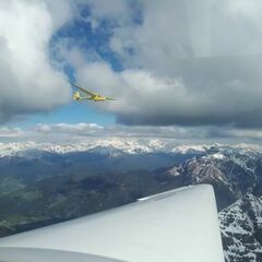 Flugwegposition um 15:35:45: Aufgenommen in der Nähe von Gemeinde Axams, Axams, Österreich in -1075 Meter